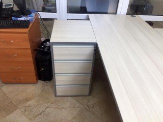 Офисный стол с тумбой