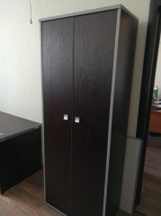 Шкаф в офис для верхней одежды